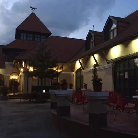 Csaladi Panzio * Balatonkeresztúr