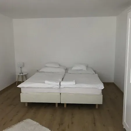 Csaladi Panzio * Balatonkeresztúr